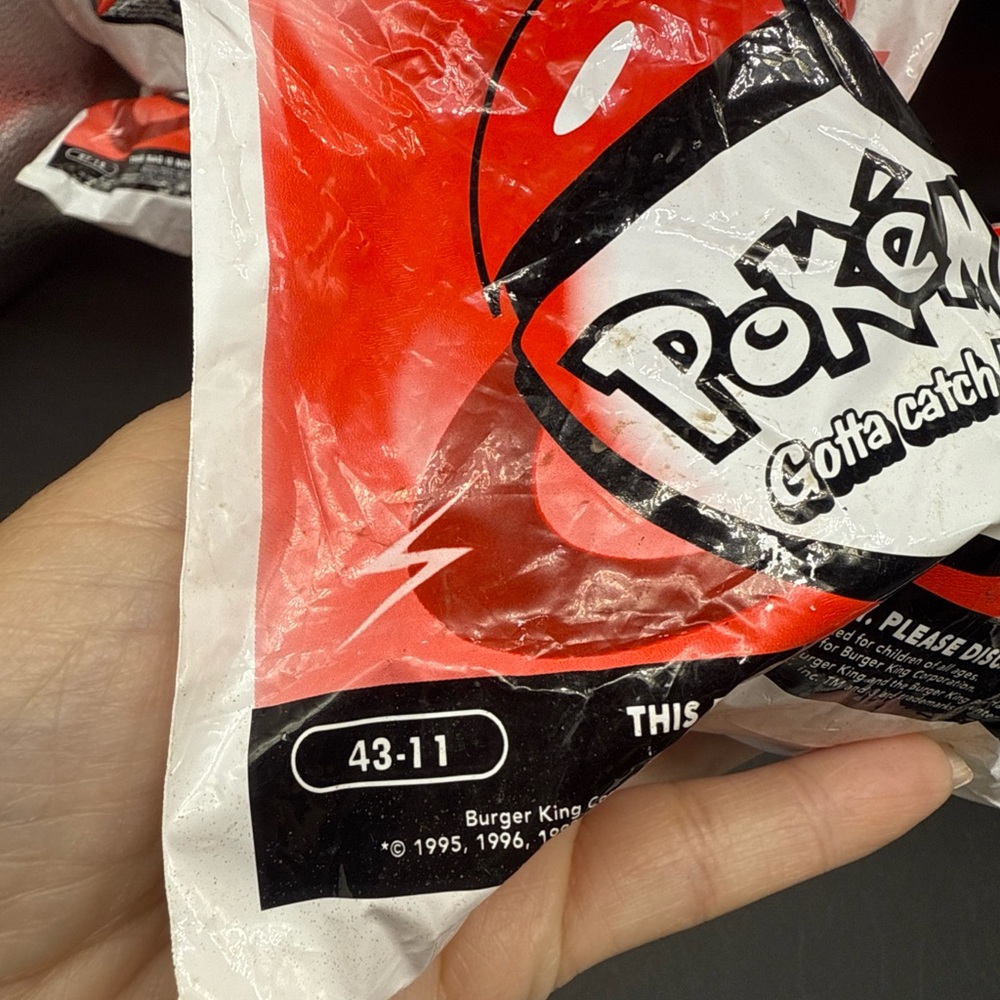 1999 Burger King Pokemon pokeball Toy #43-11 Poliwhirl-Beanbag (Unopened)